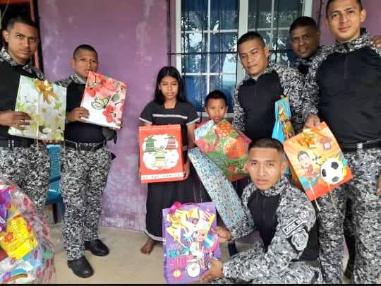 lucycordoba's tweet photo. Ellos perdieron a su compañero  que formaba parte de las filas de los Linces, en su memoria decidieron visitar hasta Quebrada del Loro a sus familiares e hijos llevando regalos y comida en honor a su amigo.

Excelente ejemplo de empatía y humanidad. @ProtegeryServir Foto HernanM https://t.co/5m5XxMmaOP