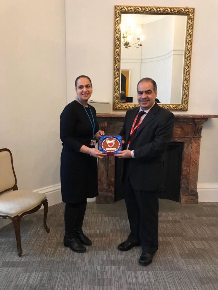 CoalitionAR's tweet photo. ممثلتنا، نانسي جمال @RepCoalition، تعود إلى مهامها في البحرين. نشكرها على تمثيلها لجهود التحالف الدولي في عام 2019.
سيتم الإعلان عن ممثل التحالف الرسمي الجديد في العام الجديد.

في الصورة: نانسي جمال تتلقى شكراً من @bahdiplomatic. https://t.co/XfCUMj73il