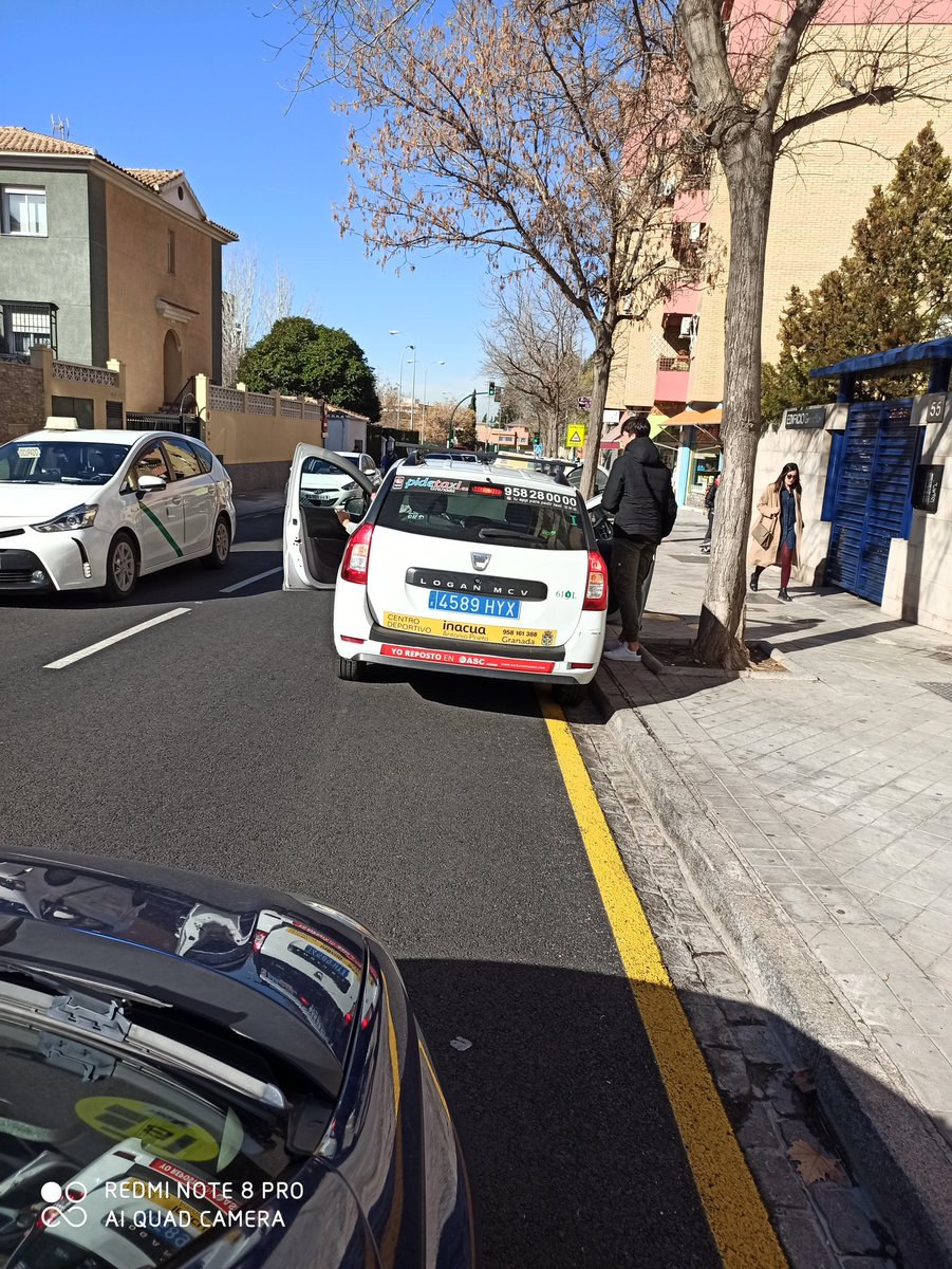 rafajimenezz's tweet photo. @Gr_PoliciaLocal serían tan amables de explicarle a éste conductor profesional las diferencias entre parada y estacionamiento, también que en su caso no puede hacer ninguna de las dos por haber línea continua.(para colmo en una vía de solo un carril para cada sentido a las 14:00) https://t.co/GSiCwdYttB
