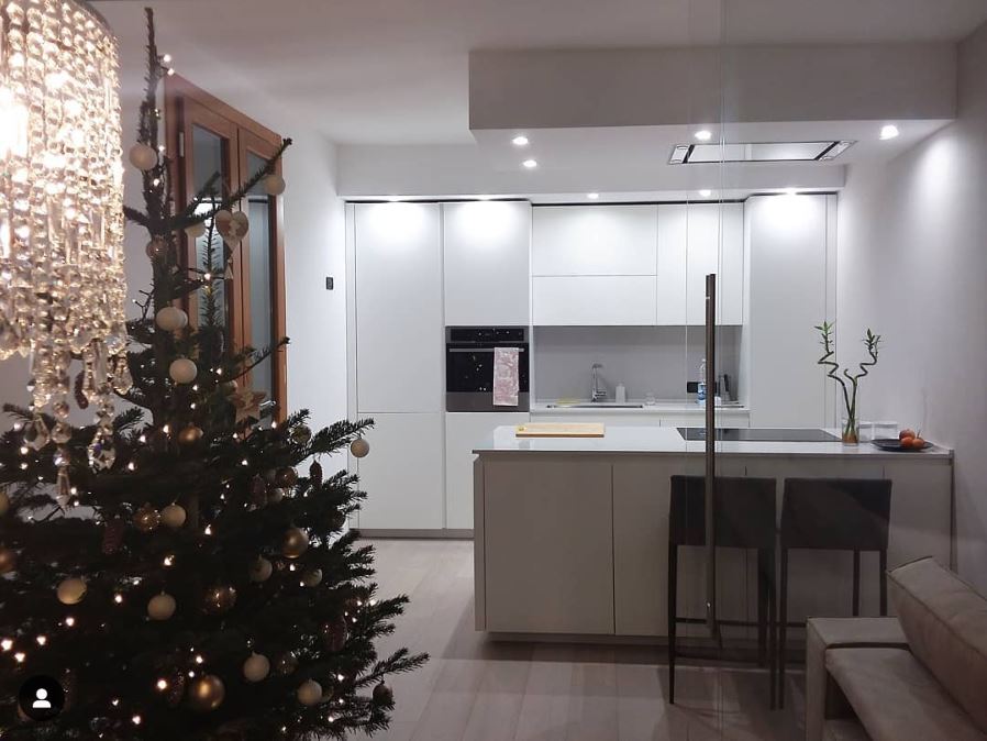 A festive photo captured by @chicca_home featuring Faber's stainless steel Stratus hood!

#faberairmatters #christmaswithafaber #stratushood