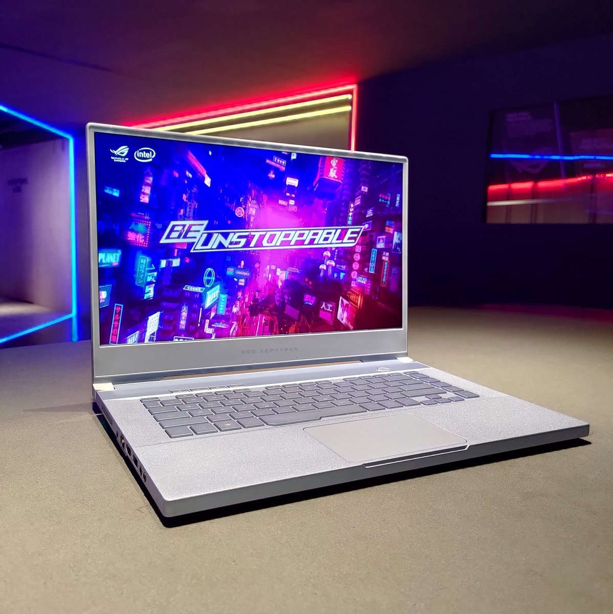 ASUS_ROG_FR's tweet photo. Une nouvelle finition élégante pour les modèles #ZephyrusS et #ZephyrusM. Vous aimez la couleur Bleu Glacier ? Ou préférez-vous le classique ROG Noir et Rouge ? https://t.co/o71w4QCF1e