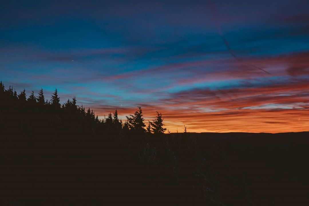 WVtourism's tweet photo. Vibrant winter skies will warm your spirits in #AlmostHeaven. Discover it for yourself. 

📷 : https://t.co/xeXhW49VqA

📍: Snowshoe Mountain https://t.co/eMeceEDloV