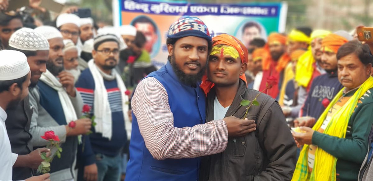 kanhaiyakumar's tweet photo. CAA-NRC-NPR और साम्प्रदायिक ताक़तों के ख़िलाफ़ आन्दोलन का एक बेहतरीन नज़ारा आज देखने को मिला। ��ेगूसराय की राजौरा पंचायत में हिन्दू भाइयों का मुस्लिम भाइयों ने सेंवई खीर खिलाकर स्वागत किया। जनता ��े संघर्ष और विरोध के अपने तरीक़े खोज लिए हैं। नफरतवादी हारेंगे, हमारी एकता जीतेगी। https://t.co/0tJsP8y8Nz