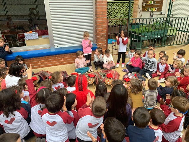ImmaVedruna's tweet photo. Com van arribar els tions al #ciclepetits? Un missatge anunciava que havien rebut un video. Calia seguir les seves instruccions: anar a veure l'Encarna, ella tenia una pista. Finalment, van trobar-los al #patidelscolors i cada aula va tenir el seu. Mireu👇
https://t.co/mNfe1L8KKd https://t.co/PbJ5asAFKM