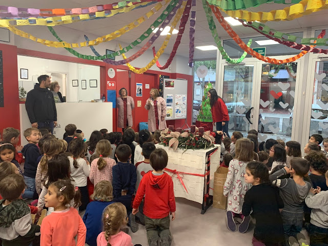 ImmaVedruna's tweet photo. Com van arribar els tions al #ciclepetits? Un missatge anunciava que havien rebut un video. Calia seguir les seves instruccions: anar a veure l'Encarna, ella tenia una pista. Finalment, van trobar-los al #patidelscolors i cada aula va tenir el seu. Mireu👇
https://t.co/mNfe1L8KKd https://t.co/PbJ5asAFKM