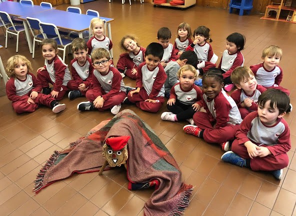 ImmaVedruna's tweet photo. Com van arribar els tions al #ciclepetits? Un missatge anunciava que havien rebut un video. Calia seguir les seves instruccions: anar a veure l'Encarna, ella tenia una pista. Finalment, van trobar-los al #patidelscolors i cada aula va tenir el seu. Mireu👇
https://t.co/mNfe1L8KKd https://t.co/PbJ5asAFKM
