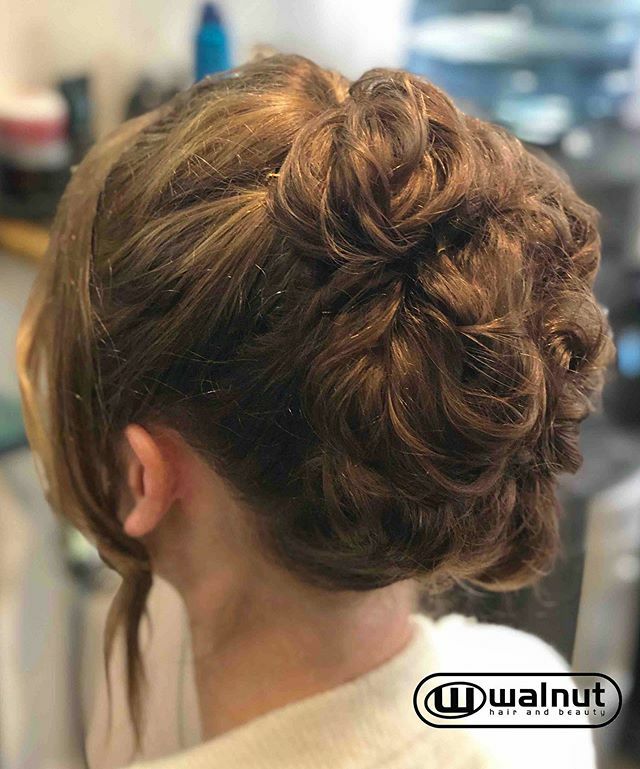 TheWalnutWay's tweet photo. 🥰Gorgeous little pin up by Mandy🥰 #hairup #partyhair #promhair #weddinghair #bridehair #brideshair #updo https://t.co/QB9aaOgafa https://t.co/Vm26qXfVR3