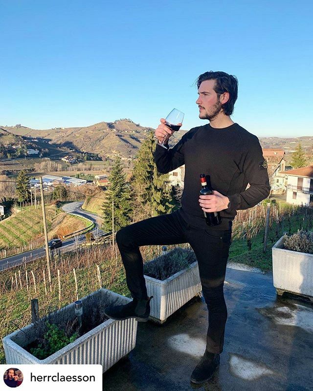 Molinvin's tweet photo. It's a true wine moment #lacasavola #molinvin #picturesque #letsgohere #piemonte #italy #piedmont  #piemonte #picoftheday #wine #winelover #summer #winery #winningdinner #foodphotography #photooftheday #vines #wine #italy #italian  #relaxing #goodlife #bookyourtastingsatmoli… https://t.co/06CkTfWVh9