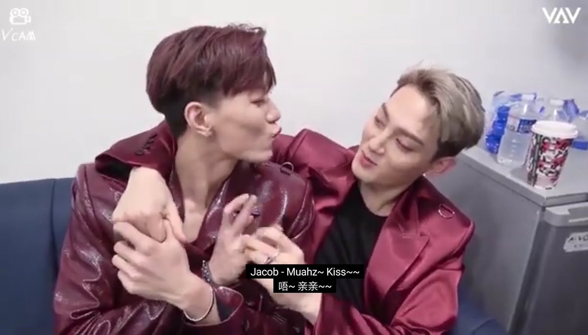 _nuna_my_'s tweet photo. Hahahahahaha ๐
#VAV #Vcam #Jacob #Ziu #VAVinBudapest #Hungary #VAVinEUrope #2019MeetnLive #EuropeTour @VAV_official @twt_VAV @VavCash https://t.co/2q4k8Z1C7i
