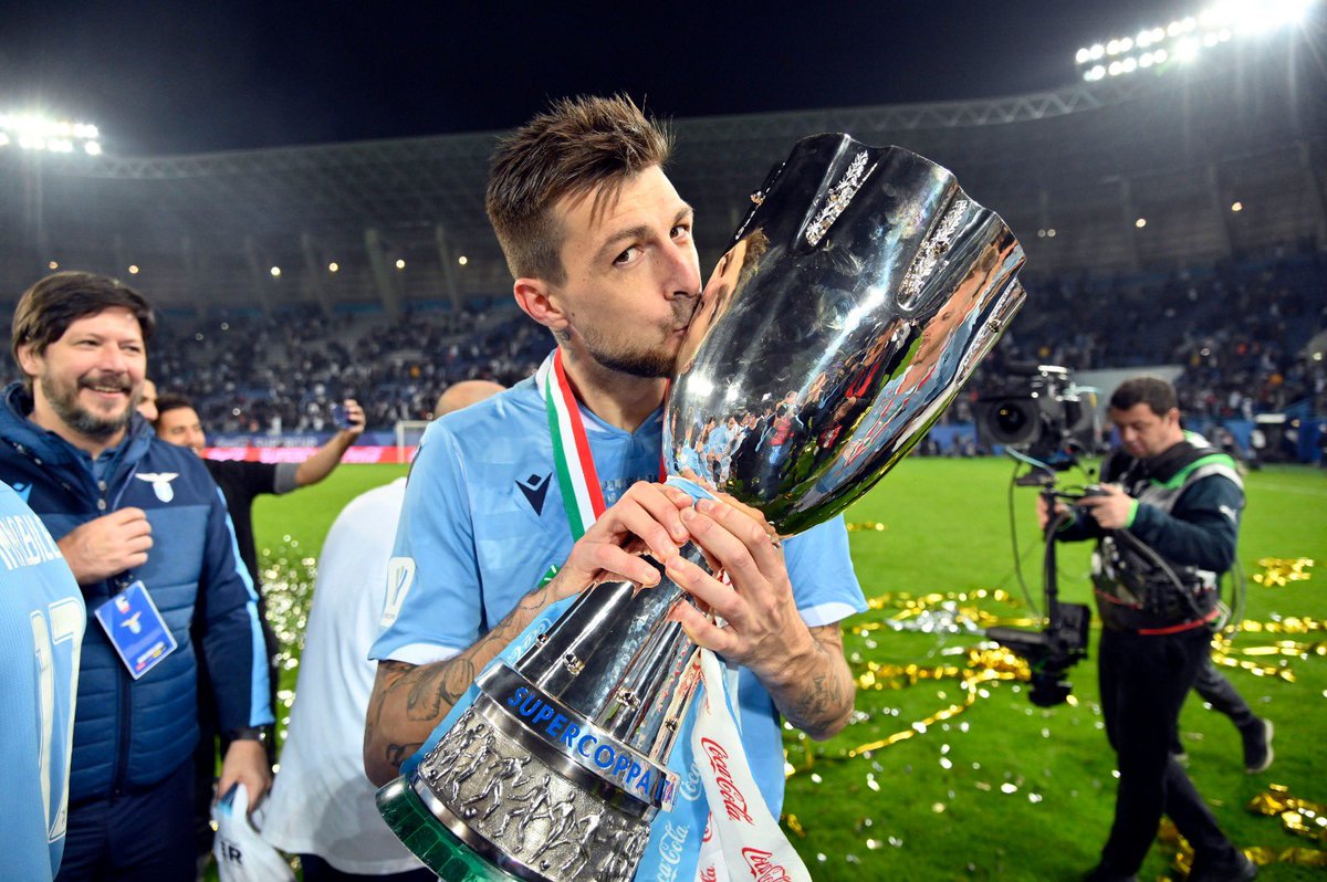 Meglio che baciare una bella donna 😂
-
#Acerbi #Ace #5UPERCHAMPS #CocaColaSupercup #JuveLazio #CMonEagles