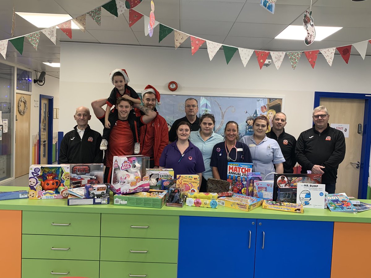 A BIG thank you to everyone that donated presents. Today we delivered well over 300 gifts to Wexham Park Children’s Ward. A special mention to @HYUFC_Official for their contribution at yesterday’s game. @BerksBucksFA <a href="/NonLeaguePaper/">The Non-League Paper</a> <a href="/BeaconsfieldOL/">Beaconsfield Online</a>