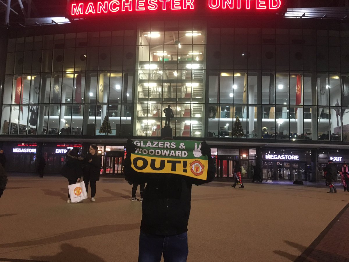 EamonnG86's tweet photo. @ManUtd 7️⃣ more days under our destructive ownership. Prefer this photo myself.👀#GlazersOut https://t.co/VNfa4dpLM5