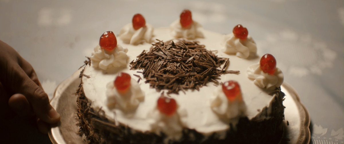 windcolor_6060's tweet photo. #彼が愛したケーキ職人
カフェ経営と子育てで多忙な日々を送る未亡人アナト
ドイツから来た客トーマスを雇い始め、その優しさに惹かれていく
彼がこの地を訪れたのには訳があった
トーマスがアナトと家族に親切にするのは愛かつぐないか
切ないお話だけど好きです
スイーツやインテリアがとても素敵♡ https://t.co/XJnca2rPTv
