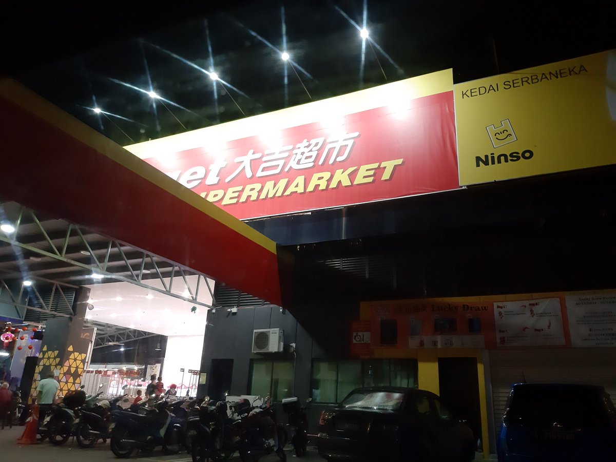 Adakah perkara ini dalam makluman @MDPONTIAN parking kawasan Pasaraya Target digunakan untuk letak meja makan, hampir separuh parking dibahagian hadapan digunakan, harap dapat ambil tindakan segera! <a href="/sahruddinjamal/">Dr. Sahruddin Jamal</a> <a href="/HRHJohorII/">HRH Crown Prince of Johor</a>