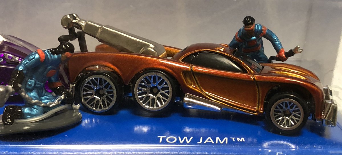nostalgictomica's tweet photo. 1999年にリリースされた #ホットウィール の #actionpack 😄

#towjam と #shadowjetⅡ と言う1998年と1994年にそれぞれリリースされた謎車のセットです。ただカードにある通り2010年のレッカーを想定しているよう��す。
フィギュアの格好がいかにも近未来って感じです😆
2019年から見ても滑稽ですが😅 https://t.co/2V8U91r0qD