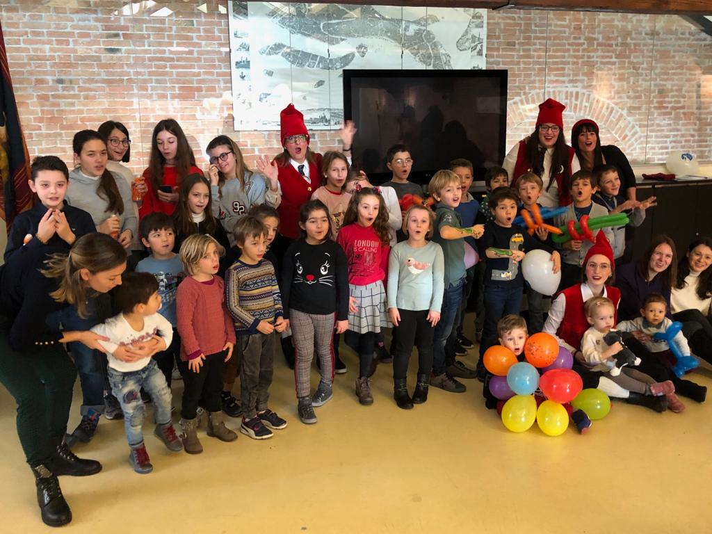 PortOfVenice's tweet photo. Oggi #PortoAperto in versione natalizia presso la sede dell'Autorità di Sistema Portuale: come ogni anno il consueto (e attesissimo!) scambio di auguri con i più piccoli. Un momento di festa che racchiudiamo in questa cartolina per augurare a tutti Buone Feste dal #PortodiVenezia https://t.co/DY29J1HGGX