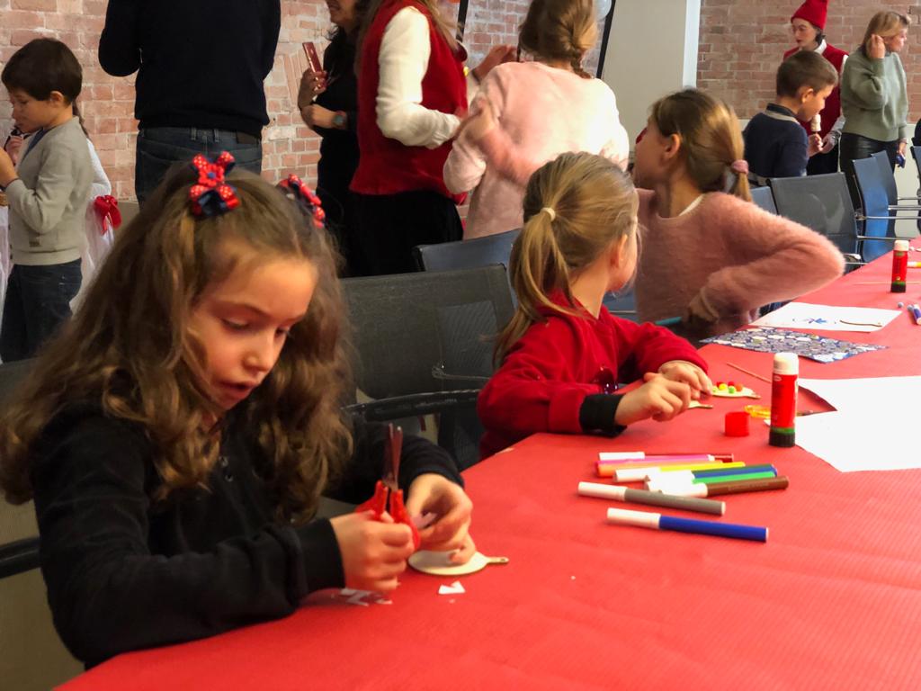 PortOfVenice's tweet photo. Oggi #PortoAperto in versione natalizia presso la sede dell'Autorità di Sistema Portuale: come ogni anno il consueto (e attesissimo!) scambio di auguri con i più piccoli. Un momento di festa che racchiudiamo in questa cartolina per augurare a tutti Buone Feste dal #PortodiVenezia https://t.co/DY29J1HGGX