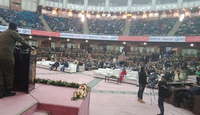 DrTajikSohail's tweet photo. Neman Ashraf, police constable in Pindi Police, is self-made leader. Over 100,000 people follow him; his writings read by over 22 million &amp; most followed writer on Quora from Pakistan. He learnt by surfing web &amp; watching English movies. Recommended for IG reward. @OFFICIALDPRPP https://t.co/AvTP1PRCvN