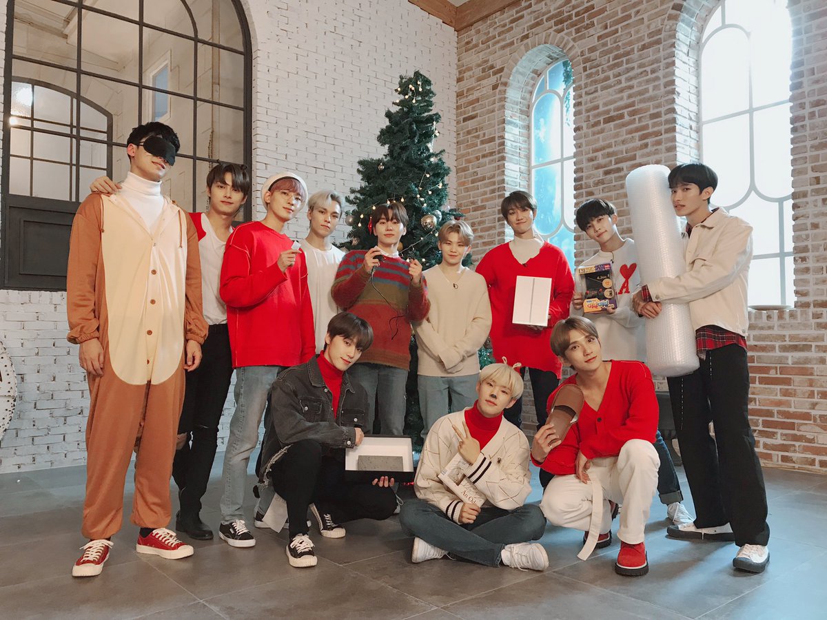 pledis_17's tweet image. [17'S] 세봉이들의 알쏭달쏭한 모습에 보는 내내 웃음이 넘쳤던 크리스마스 파티🎊
캐럿들도 크리스마스엔 이불 속에서 꼬잉🎶 보면서 세븐틴과 함께해요💕

#세븐틴은_캐럿들의_화이트산타🎅🏻
#Merry_SVT_Christmas❤💚