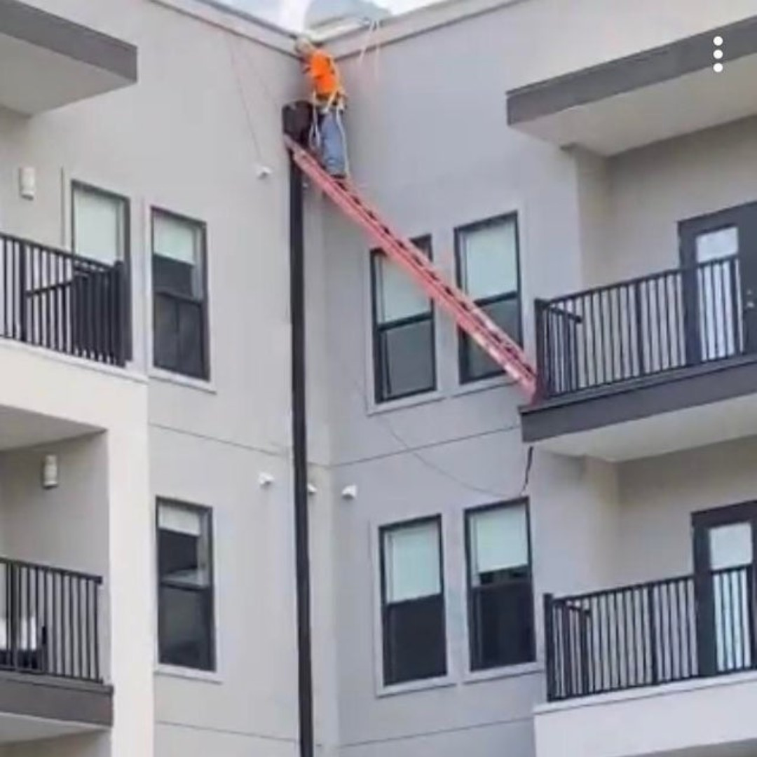 OSHAcademy's tweet photo. Wow! #safety_fail #oshaisthissafe #safetyphoto Photo Credit: dskinner50 https://t.co/s6ByjNGE4F