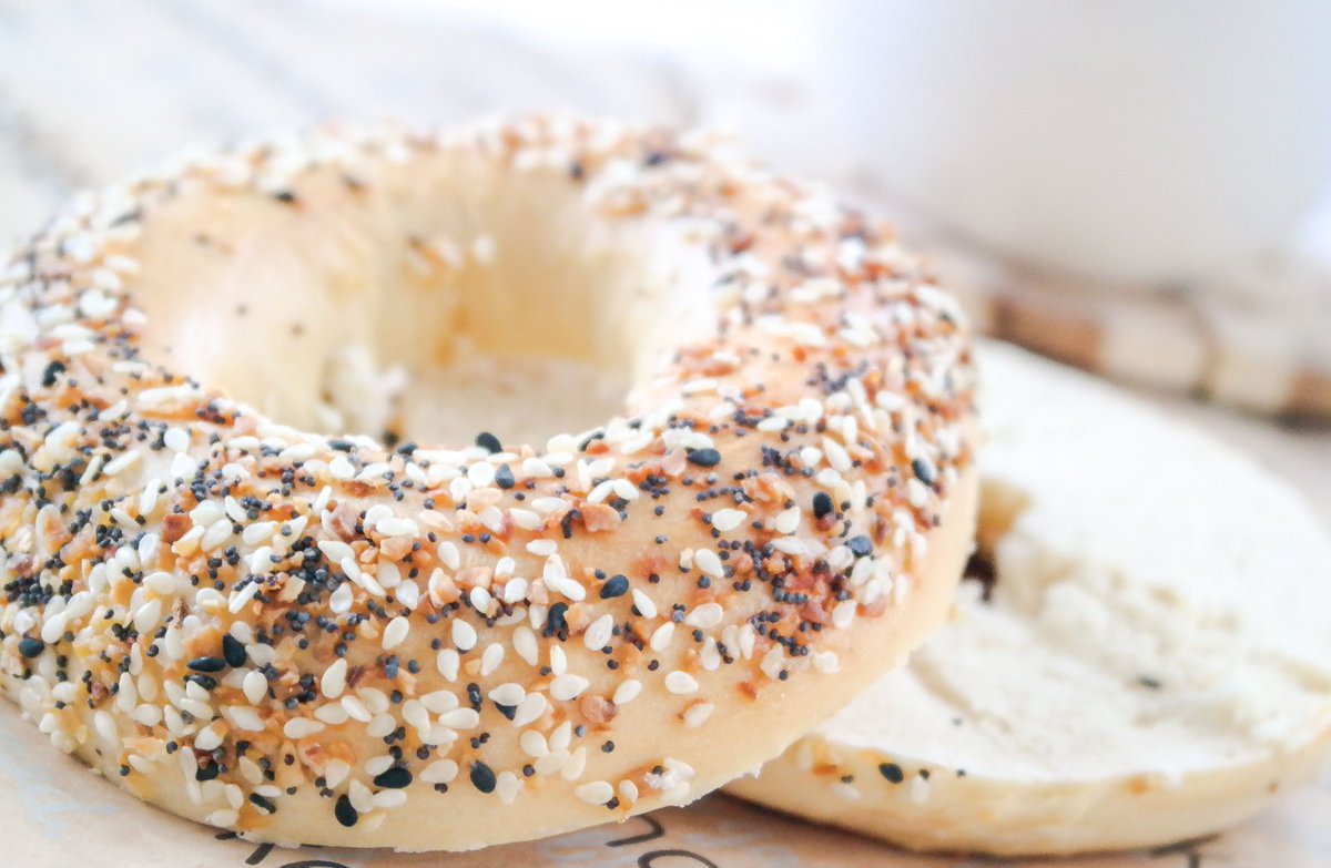 roundsbakery's tweet photo. Remember to pickup some of your favorite bagels and shmear for your Christmas morning!
.
.
#Roundsbakery #givingtastesgood #renobakery #santa #donuts #renosbestbakery #notacronut #bagels #christmasmorning https://t.co/eugzzlraUS