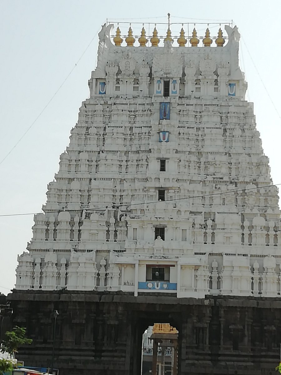 vmmadhav's tweet photo. இன்று திருக்கச்சி ஸ்ரீ பேரருளான் ஸ்ரீ பெருந்தேவித் தாயார் சேவை கிடைத்தது. உங்களையும் தேடி வருகிறான் ஸ்ரீ பெருந்தேவித்தாயாருடன் #கோபுரதரிசனம் #காஞ்சி #Kanchipuram #DevaperumAl #PerundeviThAyAr https://t.co/urN0PE3ELZ