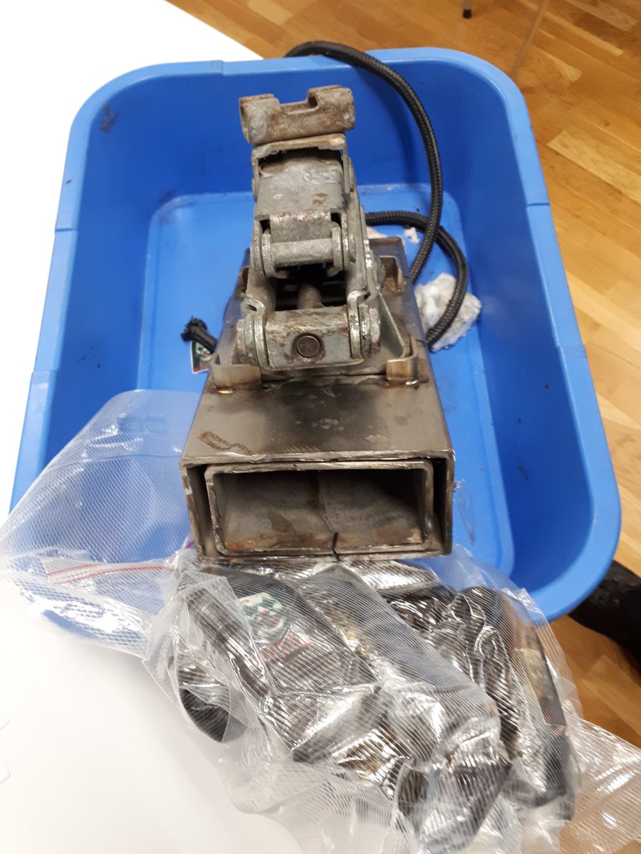 AnklagerFO's tweet photo. Lynjustits. 59 årig mand anholdt i dag kl. 7.09 efter de færøske toldmyndigheder #TAKS fandt ca. 1 kg hash gemt i en donkraft. Blev ved straksdom kl. 13.35  straffet med 3 måneders fængsel for forsøg på indsmugling til Færøerne. Dømte modtog dommen og er nu løsladt #anklager https://t.co/wsb5ZcUGhs