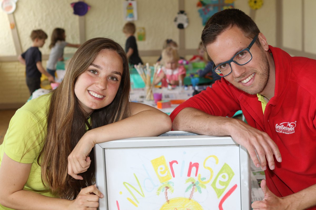 MeerZeit's tweet photo. Juhuuu, #Ferien!!🤩👏 Alle Kinder ab 4 Jahre sind herzlich eingeladen, in der #KinderInsel mit unseren #Animateuren und anderen Kindern zu spielen, zu basteln und jede Menge zu erleben! Alle Termine und die täglichen Öffnungszeiten findet Ihr unter https://t.co/dW82RLgwxB 👏 https://t.co/duTQTFcWvt