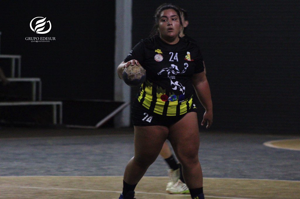 grupoedesur's tweet photo. #LigaEdesurAmateurDeHandball

#Paranaense (38) 🆚 (14) #QuePacho

Jugadora Destacada 🙌🤾‍♂️ : Gabriela Salinas #Paranaense 
.
📸 @marinandresj 
.
#Pepsi #Pilsen #AguaBess #BessPower #Upisa #Kyrios #Sportzone https://t.co/EgIzEygsyB
