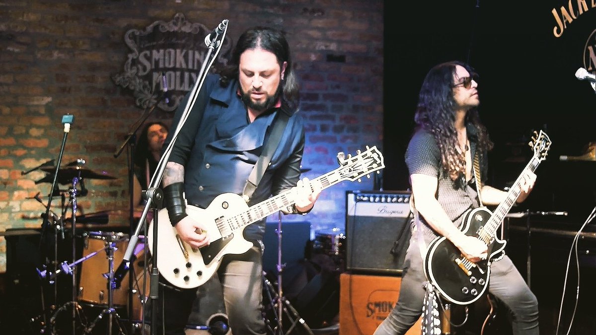 AngerRise's tweet photo. On stage @angerrisebandofficial @smoking_molly @hardrockands @gibsoncustom @gibsonespanol @Gibsonsuramerik @CustomGibson https://t.co/JG4RFrMJvC