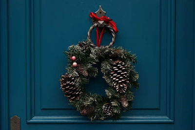 LBRUT's tweet photo. Will you be a good neighbour this #Christmas? Age UK estimate that over 1.2 million older people in the UK are chronically lonely. Find ideas how you can help keep your elderly neighbours safe and well this Christmas ➡️ https://t.co/weRApfaeCe https://t.co/L0bA5sM6ct