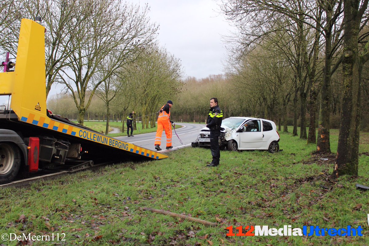 Op de C.H. Letschertweg in De Meern heeft een eenzijdig ongeluk plaatsgevonden. Een vrouw vloog met een Renault Twingo uit de bocht en kwam tegen een boom tot stilstand. Bestuurster is mee met ambu naar ziekenhuis. <a href="/CollewijnGroep/">Collewijn Groep</a> heeft de auto afgesleept #demeern #Utrecht