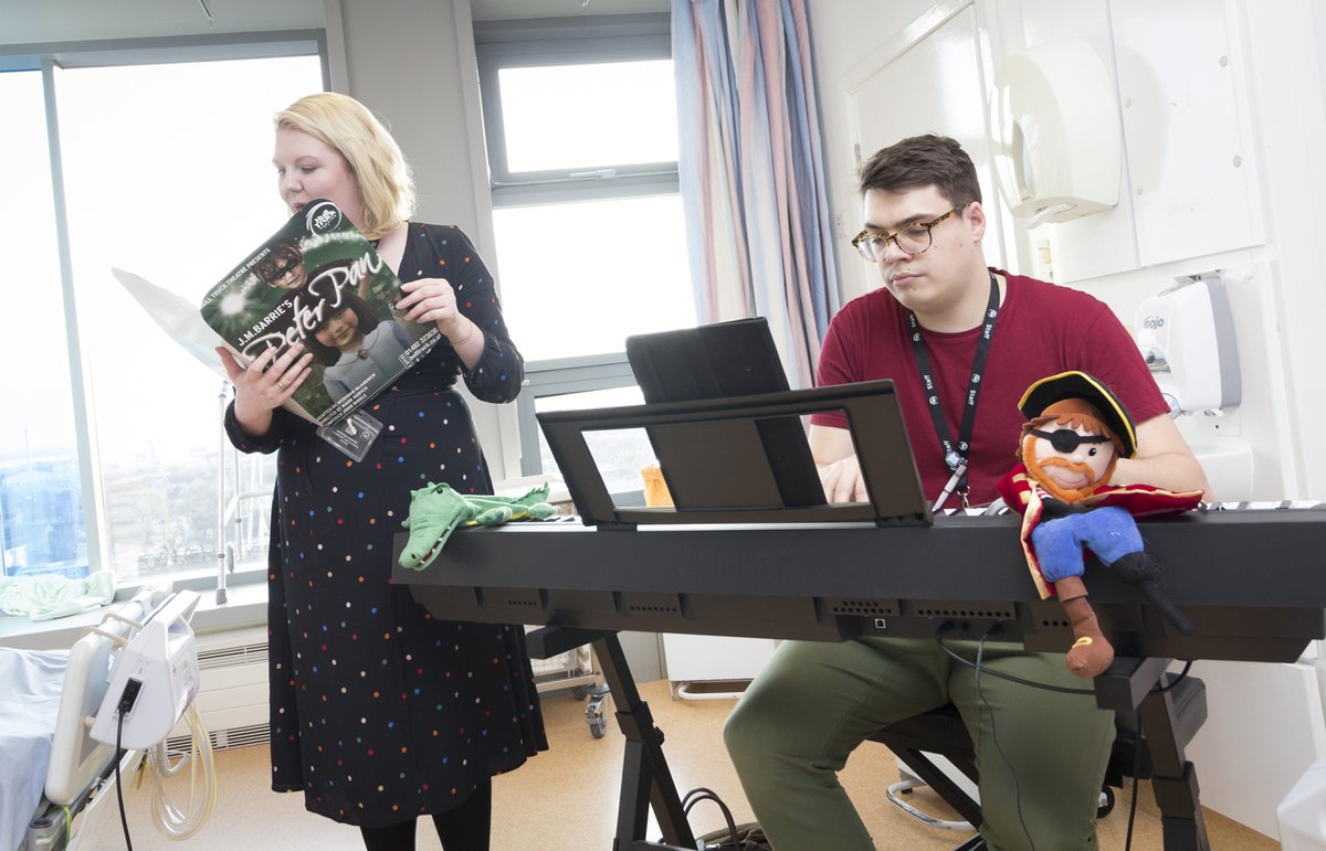 HullHospitals's tweet photo. Our wonderful friends at 
@HullTruck
 came to visit  us, entertaining patients in our Department of Elderly Medicine and our children's ward on the 13th floor. Sending you our love and thanks at Christmas https://t.co/w5lGPtxa2W