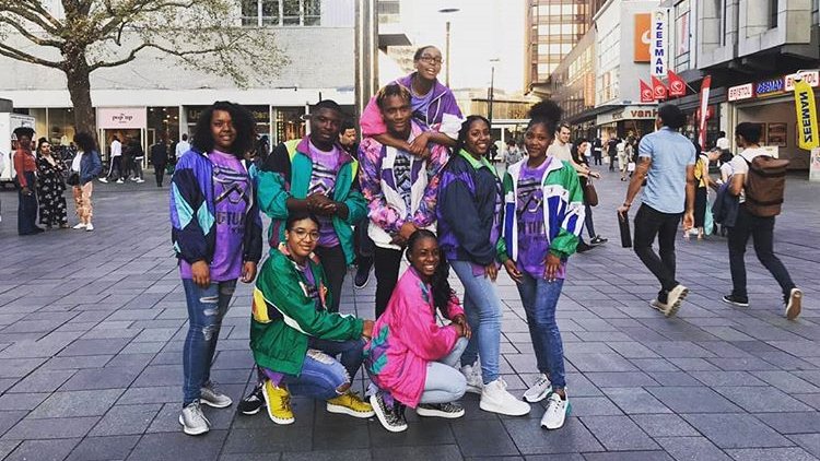 Vanavond spot je <a href="/RotterdamLijnB/">LijnB</a> voor de állerlaatste keer op de Lijnbaan om 19.00 uur! 🕺🤩 Kom jij tijdens deze extra koopavond ook kijken? #lijnbaanrotterdam #lijnb #futureindance #rotterdam #koopavond