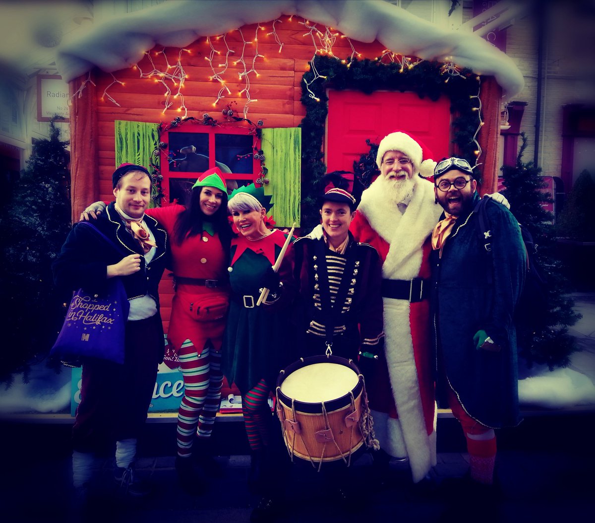 EventsFfts's tweet photo. Out and about spreading some Christmas cheer with @DiscoverHx until 4pm https://t.co/MbXpQdDeGX
