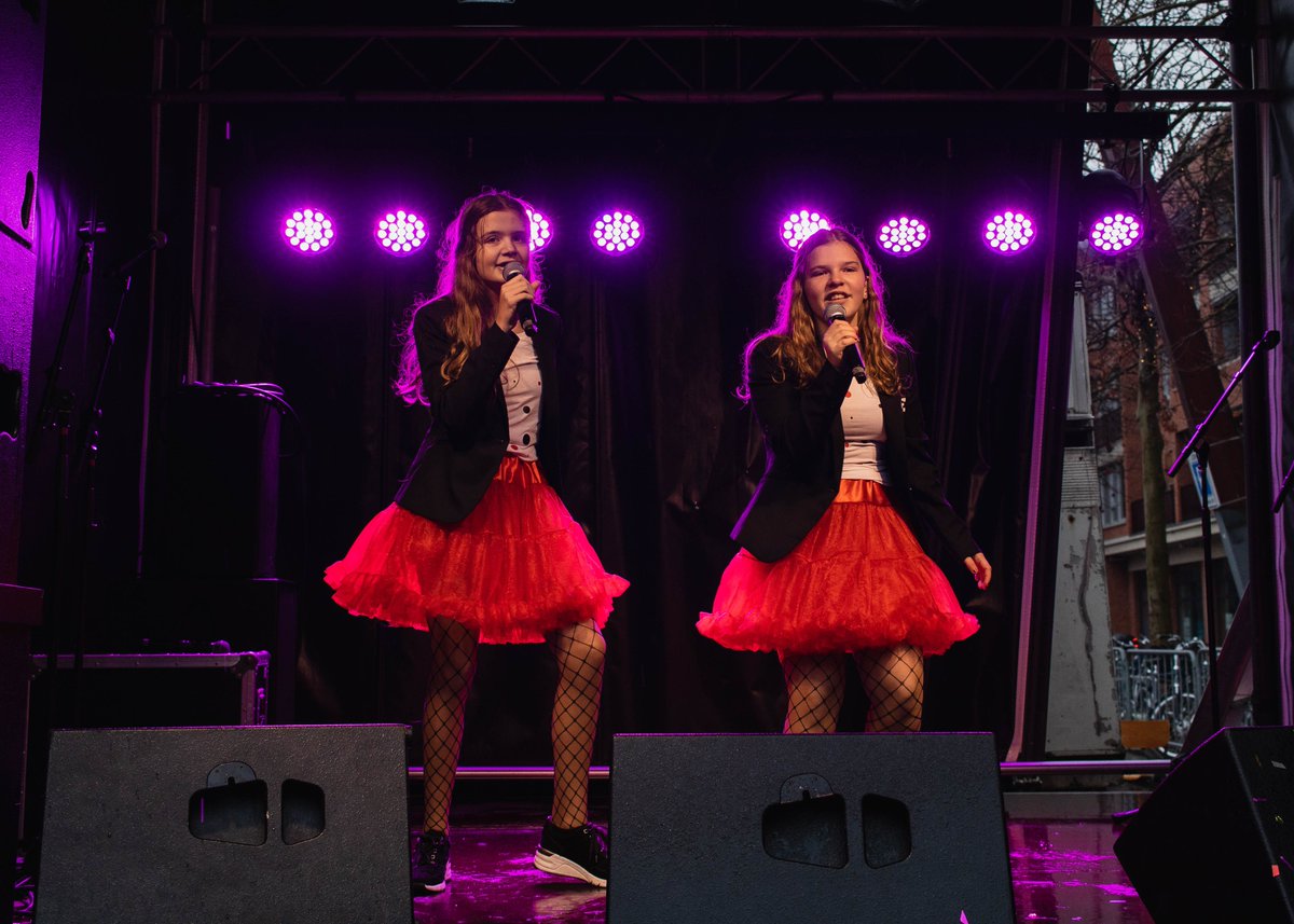 pmhoes's tweet photo. Zondag middag hebben er ook verschillende artiesten opgetreden tijdens Ut P&amp;M Hoés 2019. Dit waren o.a. Twiee Half Um, Kwante Hippe, en de Liedjesfestival Slinger met de Klepbokse en Milou &amp; Elke. https://t.co/mni6gbGKWo