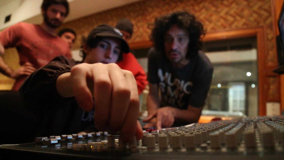 embaoficial's tweet photo. Querés estudiar Sonido y Grabación en 2020? 🎛
Aprendé a manejar consolas, grabadores, procesadores, micrófonos y periféricos para sonido, mezcla de audio y grabación multipista en vivo y en estudio.

Últimos días para la promoción de inscripciones: https://t.co/z8PFvaCCrv https://t.co/Wz14E8Hd50
