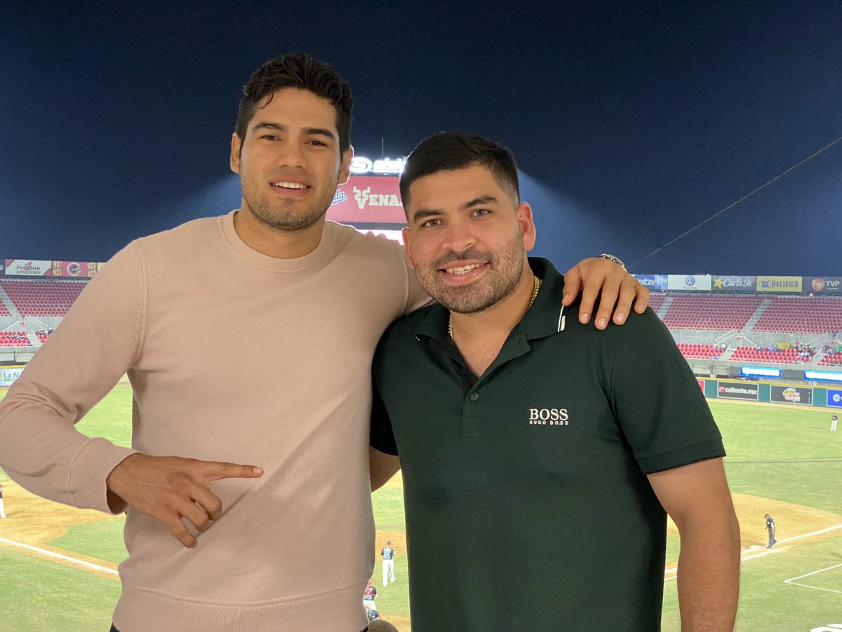 #BuenosDiasATodos ya levántense y vámonos a trabajar, después de un desayuno, a entrevista y a darle que es la última semana completa del 2019. Por favor cuídense mucho, festejen en paz y sobre todo regalen amor. Ayer me regalaron esto y se los presumo 😎😜