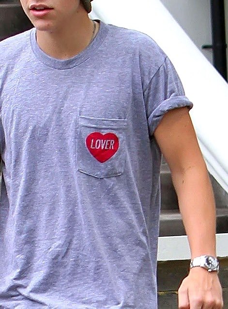 hstylespics's tweet photo. harry styles                      harry styles  
arm at the beginning     arm at the end
of the                                    of the 
decade                                decade https://t.co/KdoYB2t6ej