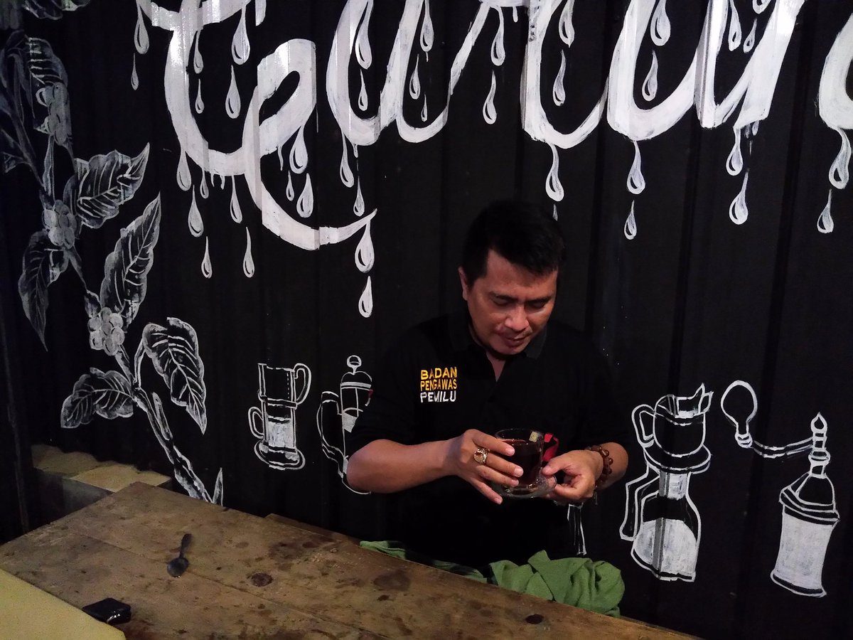 abikmohr's tweet image. " Kakung meniko Yen mboten udud nggih ngupi..
#kedaikopigurune
#babakan 
#kramat