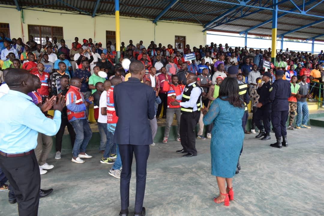 ARugigana's tweet photo. None Taliki 23/12/2019 kubufatanye bwa Police n'Ubuyobozi  mu Ntara y'Amajyaruguru kuri Stade Ubworoherane Musanze,habereye Ubukangurambaga bwa"GERAYO AMAHORO"n'Uburyo bwo kubungabunga Umutekano mu mpera z'Umwaka hari hatumiwe Abatwara Moto n'Abatwara Amagare bagera kuri 800 https://t.co/JiogIUtSPM
