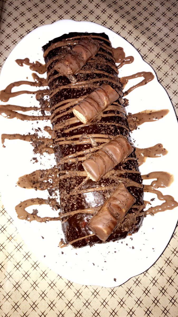 Queen_Fatymah's tweet photo. Bon aujourd’hui je me suis réveillée avec l’envie de faire une bûche. Elle est tout en chocolat et super facile à faire. #ChallengeFtor je ne sais pas quel # utiliser ooooh 🙃🙃🙃 https://t.co/IQplzSASYt