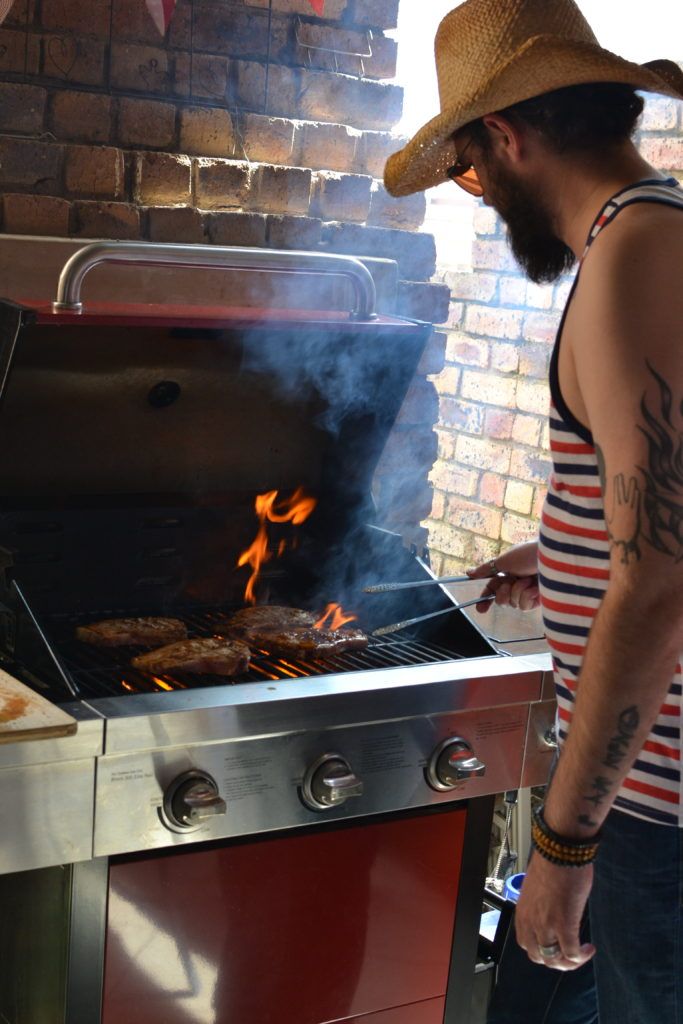 Boozy_Foodie's tweet photo. #CookingWithBooze feature! #MondayMemories
Summer holidays means a lot of 'braais'! So we tried some Moonshine Pork Chops in Jan's #KitchenAtTheEndOfTheUniverse! #GetYourShineOn #SouthernMoonshine @MoonDistillery
Read here: https://t.co/OPSOQs7ddy https://t.co/qwg0NYsvJA