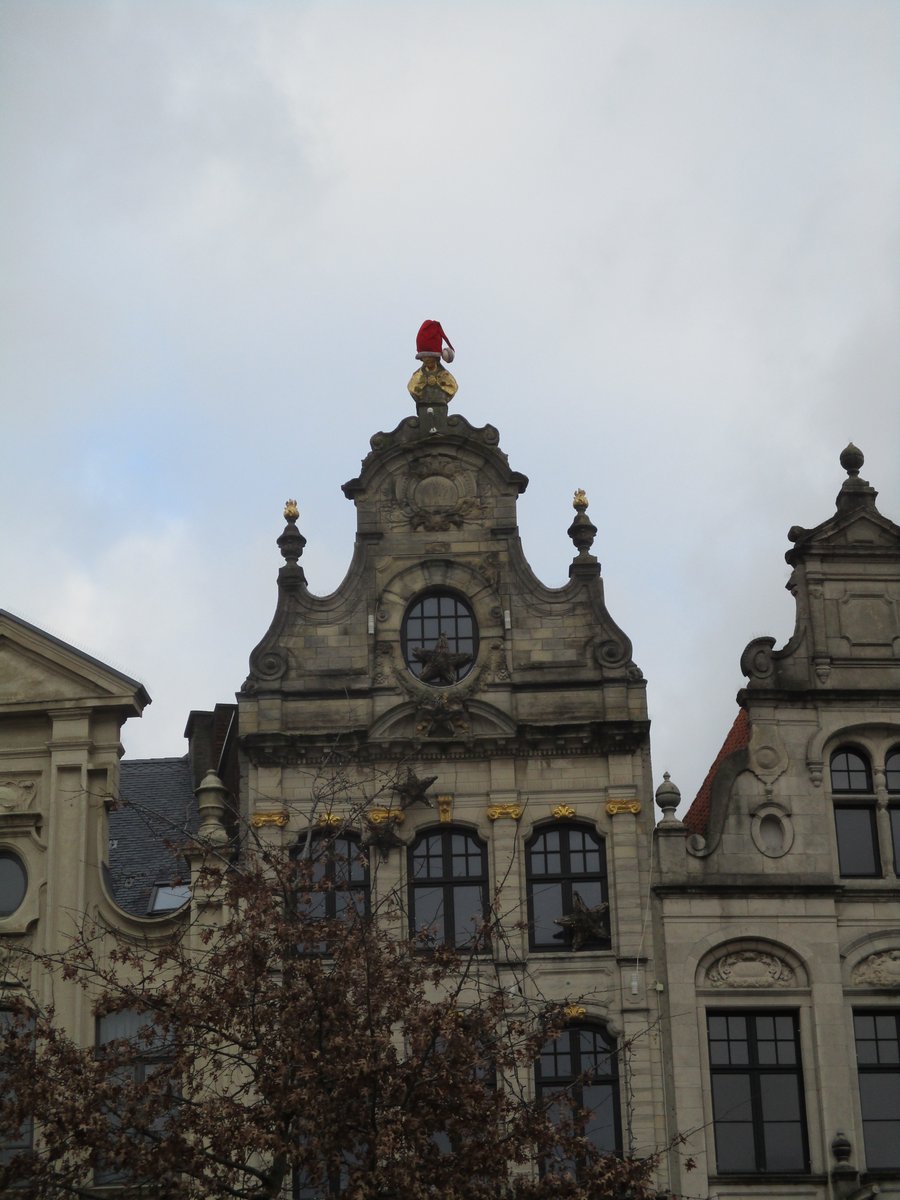 SchoonLier's tweet photo. Wie heeft deze al gespot in Lier? Al dagen, zo niet weken, breek ik er het hoofd over: hoe hebben ze in hemelsnaam die kerstmuts daarop gekregen! #twittelier #kerst #vakantie #kerstmuts https://t.co/9nfplHbeaH