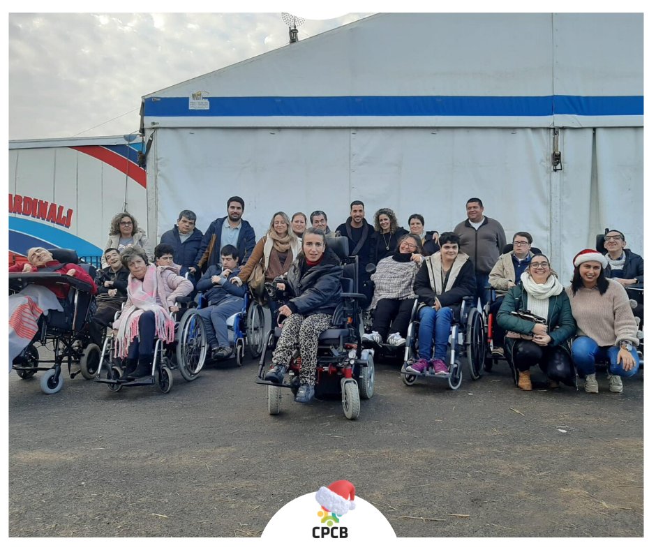 CPC_Beja's tweet photo. O circo faz parte da Magia do Natal!
Malabaristas, acrobatas, equilibristas e, claro, os palhaços! Um mundo fascinante no Circo Cardinali, a encher de cor e alegria o sonho dos nossos utentes.
Agradecemos o gesto nobre da Nivelfarma ao oferecer os bilhetes para o circo. https://t.co/GwkPs84mSy