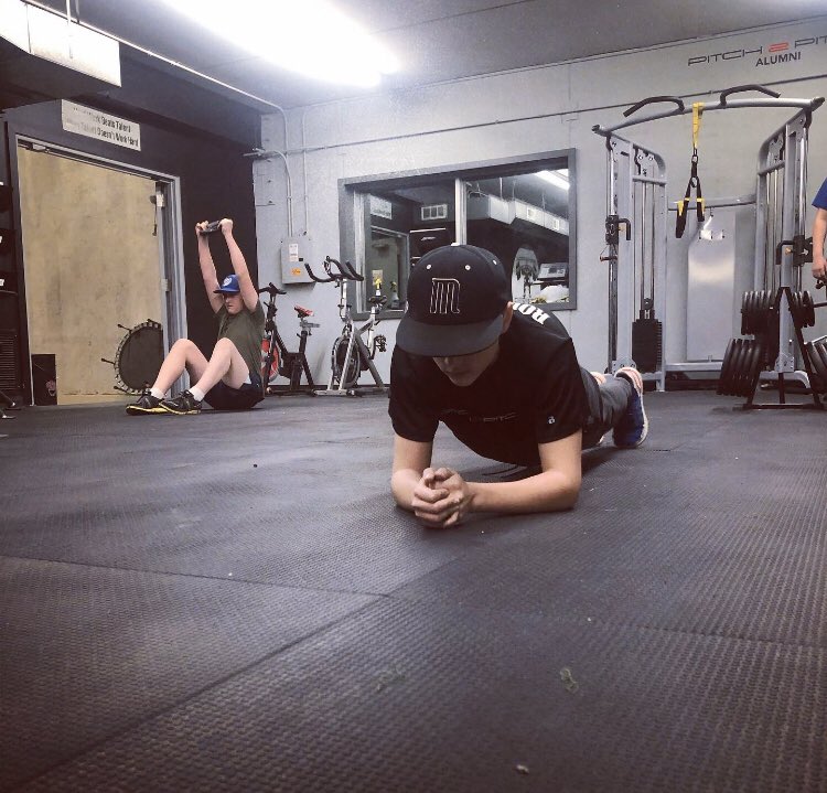 pitch2pitch's tweet photo. Gotta get that last work out in before scarfing down some Christmas Cookies‼️💪🏻😋
#GETTOYOURNEXTLEVEL📈 #P2PSouth #P2PTraining #P2PYouthTraining #P2PPerformance https://t.co/9keFF9SXjh