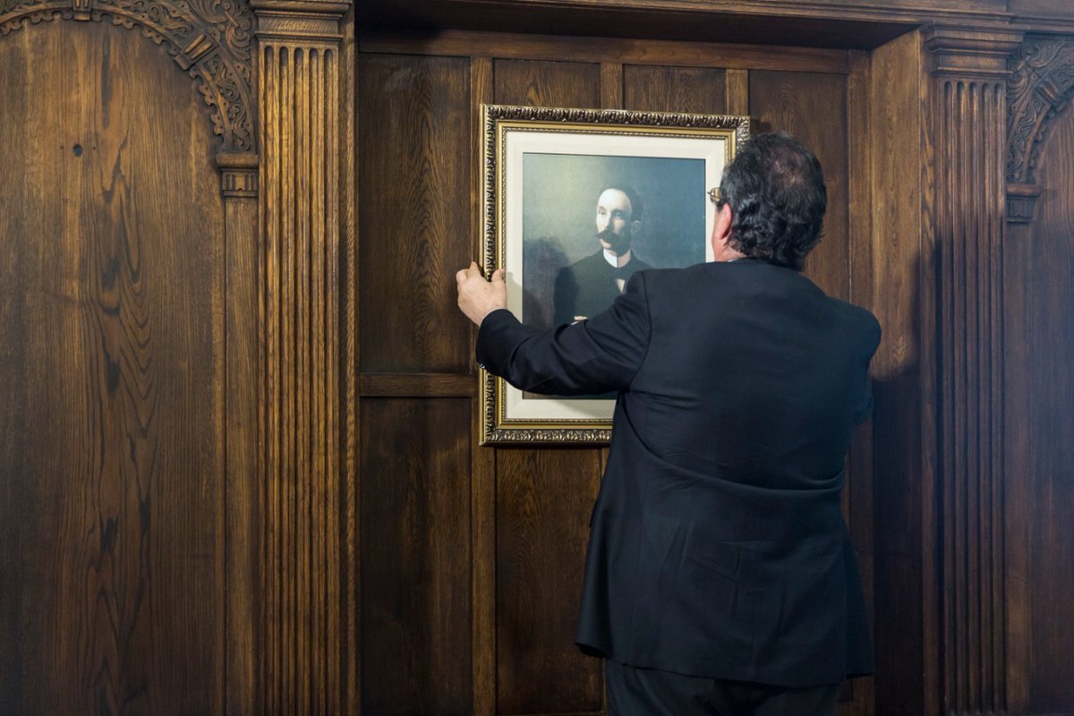 En ese sentido, aprovechó su presencia en la mansión ubicada en Carlos Pellegrini y Juncal, inaugurada en febrero de 2011, para volver a colgar en una de sus salas un cuadro del poeta José Martí, uno de los máximos referentes de nuestra región. #CulturaDePie