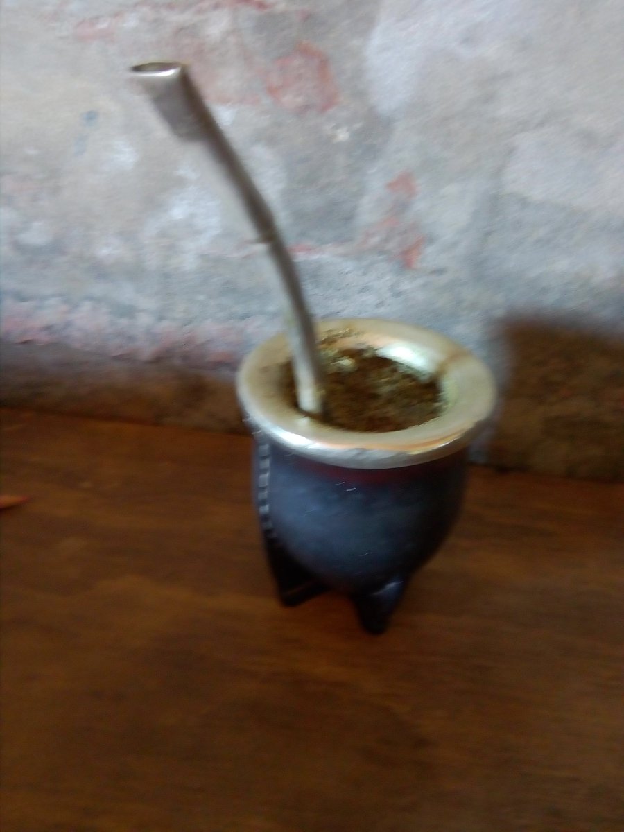 InvernizziMario's tweet photo. Hoy levanté a un hombre desconocido que venía caminando hacia Piriápolis.
Se olvidó el termo, el mate y la bombilla  con iniciales enchapadas en oro. un recuerdo de familia, se ve.
Si lo RT capaz le llega y puedo devolverle sus avíos.
Si saben quién me mandan MD. https://t.co/kVLJbnc7ug