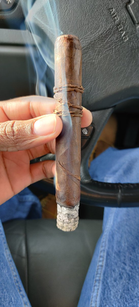 Num1981's tweet photo. Loving the Orellana. @caocigars #doingwhatido #excitedtolightit #cigarobsessed #botl #sotl #timeforacigar #nowsmoking #cigarlife #itsnotahobbyitsalifestyle #notimeforbs #cigarenthusiast #makingroominmyhumidor #catchmewhenthesmokeclears https://t.co/bRybnnr3zX