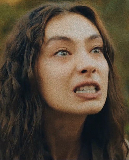 „Don‘t come closer!
I won‘t let anyone come close to
me except my daughter anymore!“

That‘s the result when no one ever
believed in you, and broke you.. 
#SefirinKızı #NeslihanAtagül